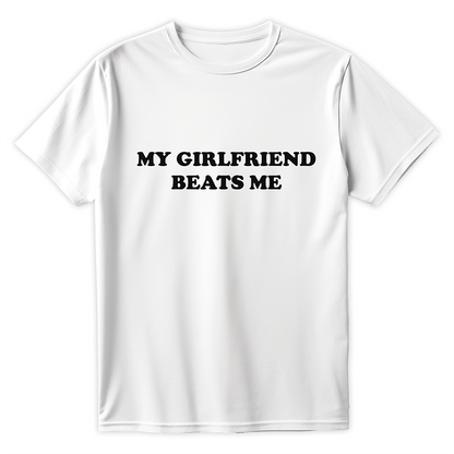 Biała koszulka z napisem MY GIRLFRIEND BEATS ME w czarnym kolorze, humorystyczny wzór.