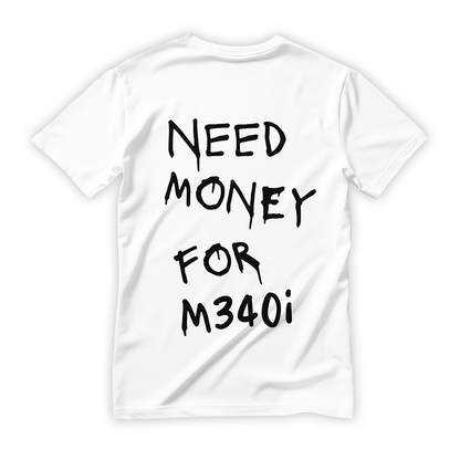 Biała koszulka streetwearowa z czarnym, ociekającym napisem w stylu graffiti NEED MONEY FOR M340i umieszczonym na plecach