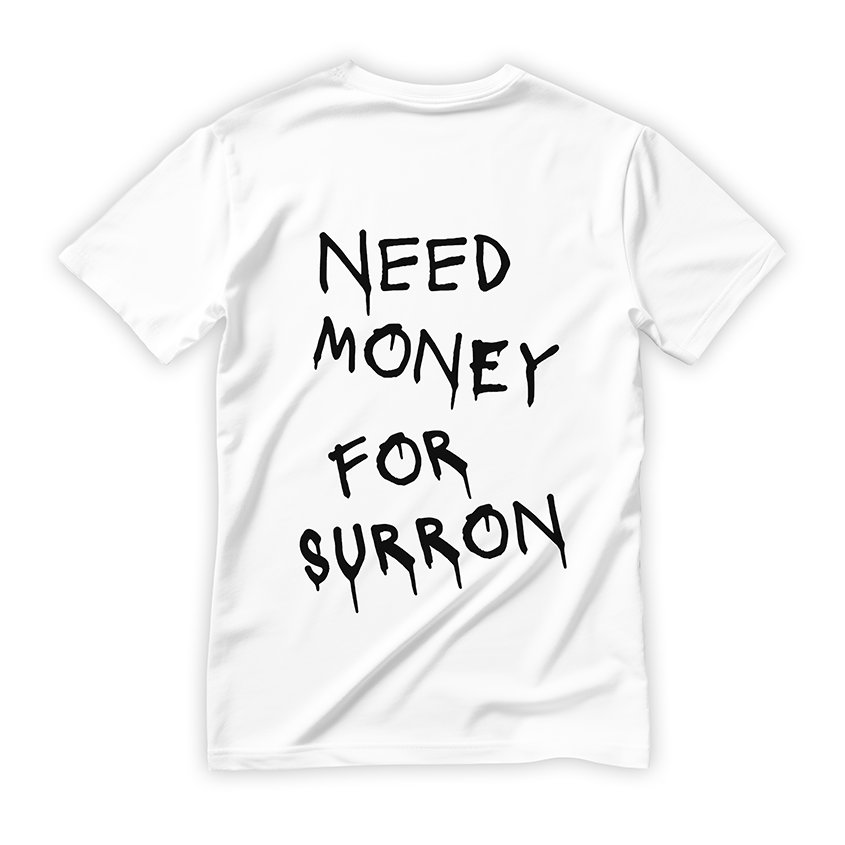Biała koszulka streetwearowa z mocnym, czarnym napisem w stylu graffiti NEED MONEY FOR SURRON umieszczonym na plecach