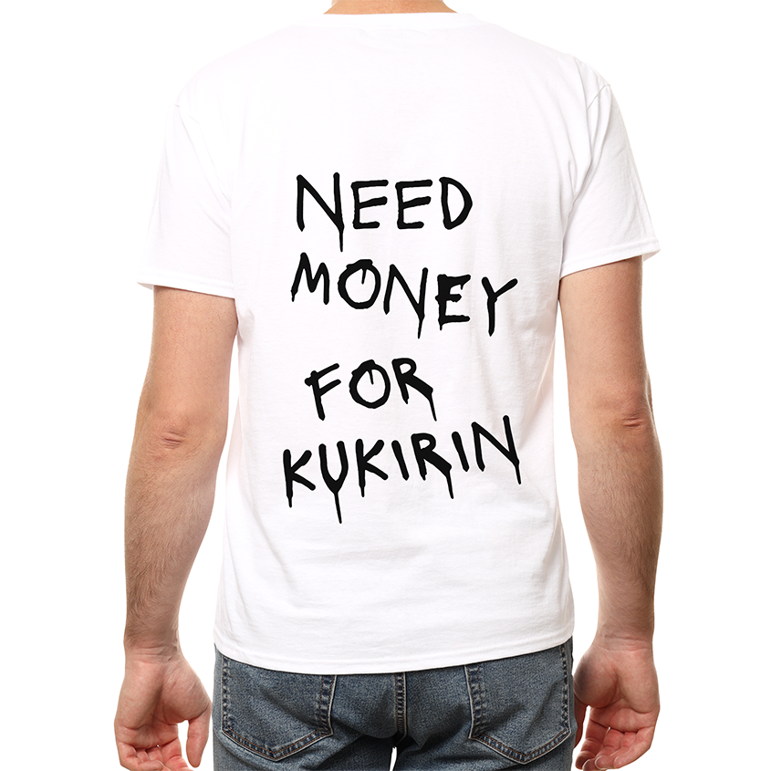 Biała koszulka streetwearowa na modelu z czarnym napisem NEED MONEY FOR KUKIRIN w stylu ociekającego graffiti umieszczonym na plecach