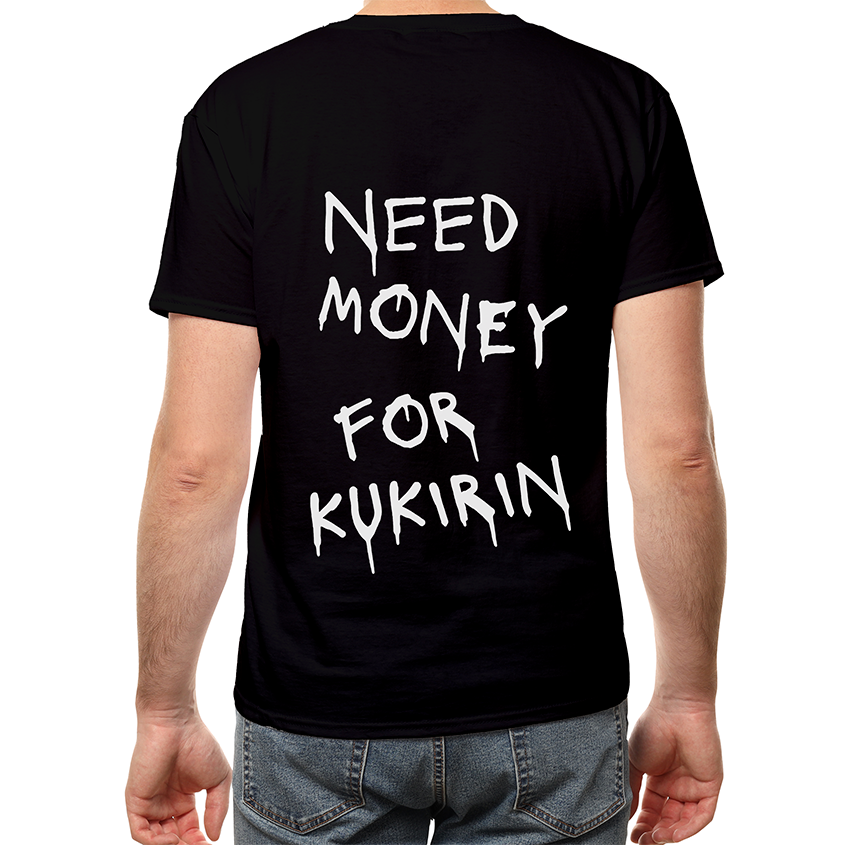 Czarna koszulka streetwearowa na modelu z białym napisem NEED MONEY FOR KUKIRIN w stylu ociekającego graffiti umieszczonym na plecach