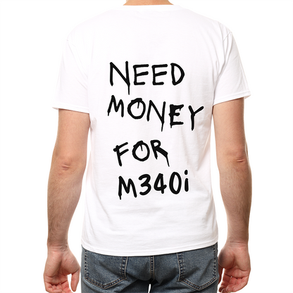 Biała koszulka streetwearowa na modelu z czarnym, ociekającym napisem w stylu graffiti NEED MONEY FOR M340i umieszczonym na plecach