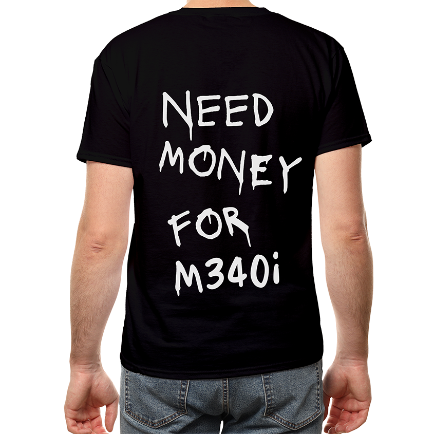 Czarna koszulka streetwearowa na modelu z białym, ociekającym napisem w stylu graffiti NEED MONEY FOR M340i umieszczonym na plecach