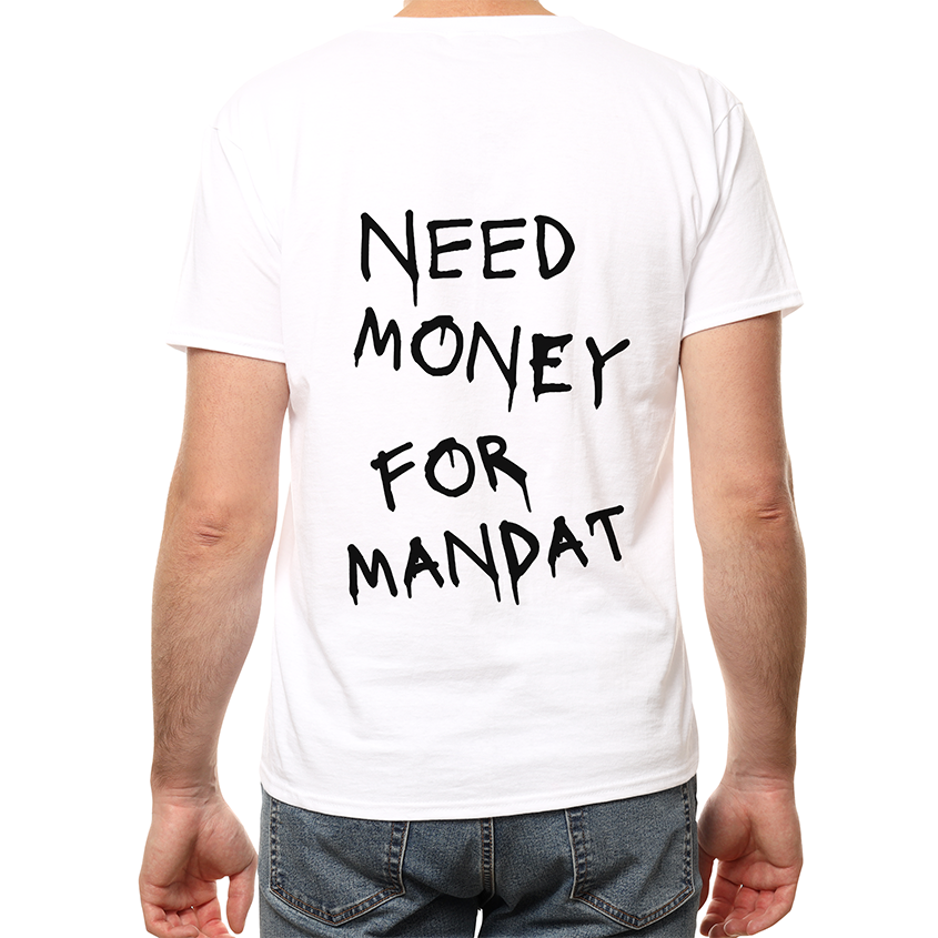 Biała koszulka streetwearowa na modelu z czarnym, mocnym napisem w stylu ociekającego graffiti NEED MONEY FOR MANDAT umieszczonym na plecach
