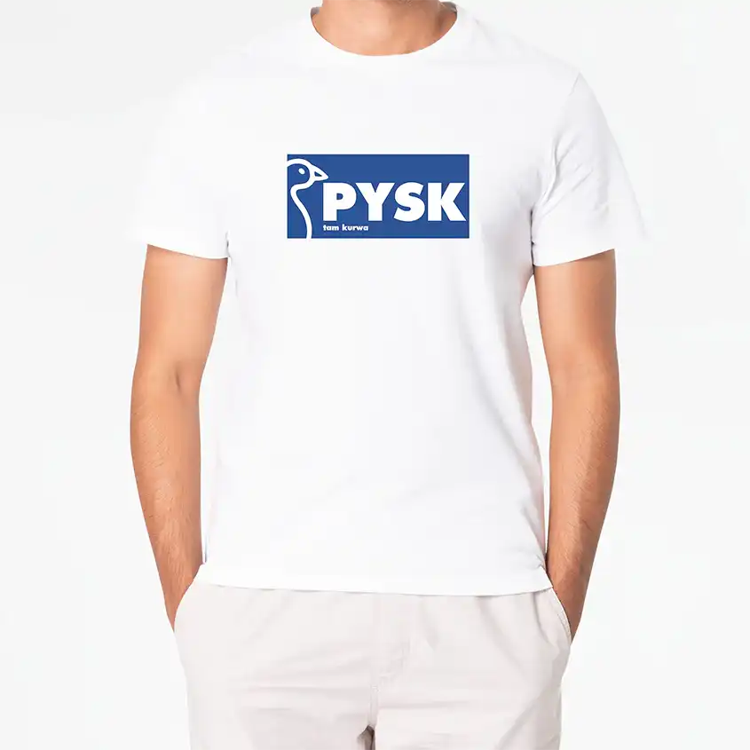 Biała koszulka z niebieskim nadrukiem PYSK i napisem „tam kurwa” na piersi