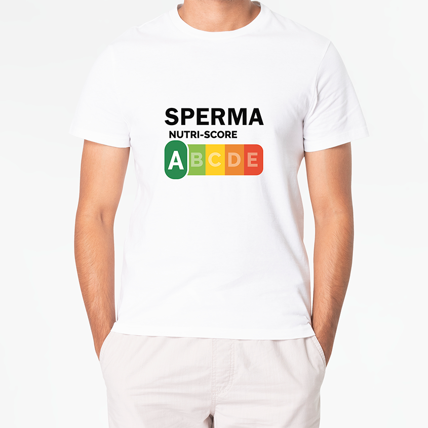 Biała koszulka z zabawnym nadrukiem SPERMA Nutri-Score i kolorową skalą ABCDE