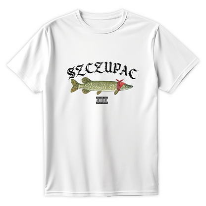 Biała koszulka z nadrukiem szczupaka w czerwonej bandanie z napisem SZCZUPAC zapisanym gotycką czcionką oraz logiem Parental Advisory