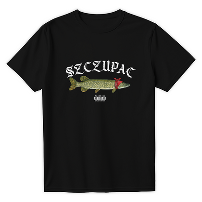Czarna koszulka z nadrukiem szczupaka w czerwonej bandanie z napisem SZCZUPAC zapisanym gotycką czcionką oraz logiem Parental Advisory