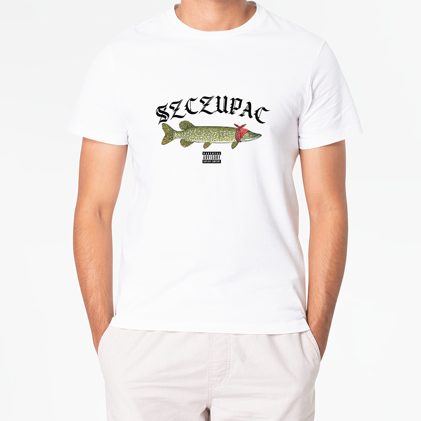 Biała koszulka na modelu z nadrukiem szczupaka w czerwonej bandanie z napisem SZCZUPAC zapisanym gotycką czcionką oraz logiem Parental Advisory