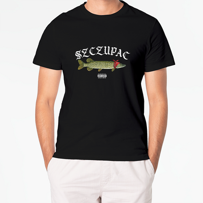 Czarna koszulka na modelu z nadrukiem szczupaka w czerwonej bandanie z napisem SZCZUPAC zapisanym gotycką czcionką oraz logiem Parental Advisory