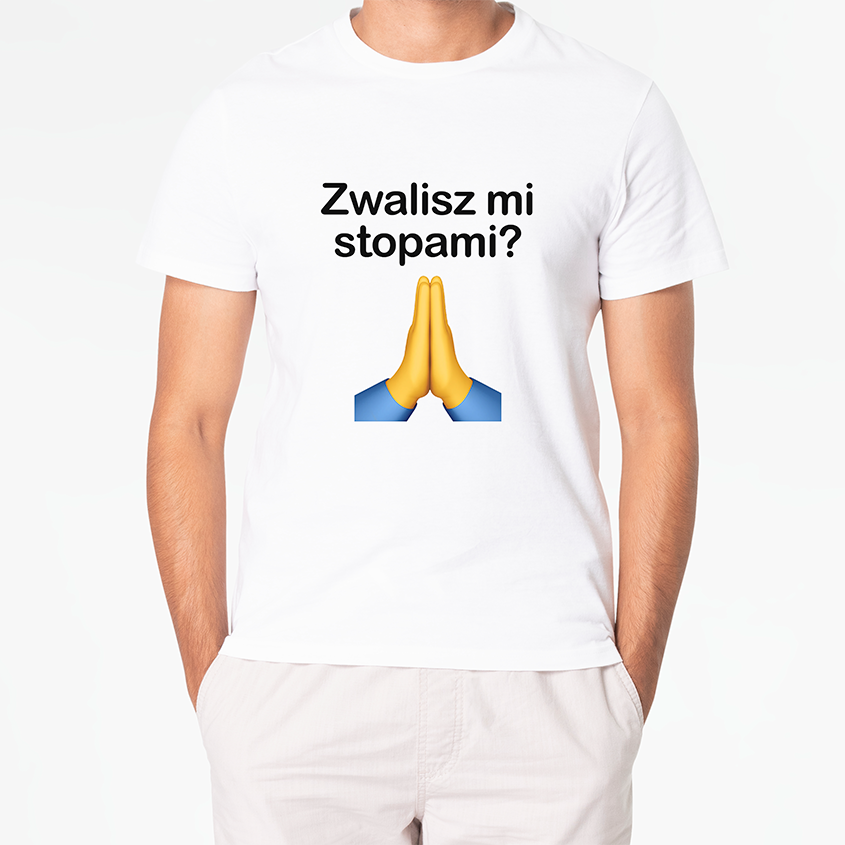 Biała koszulka na modelu z kontrowersyjnym napisem zwalisz mi stopami i emotikoną złożonych dłoni, idealna na śmieszny prank dla znajomych